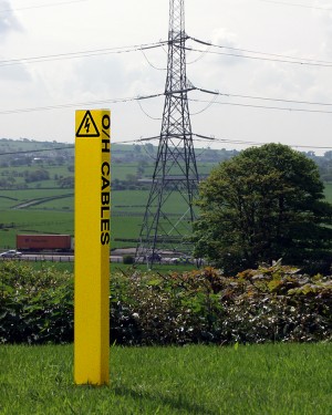 Information post Type 2 to inform of Danger Overhead Cables